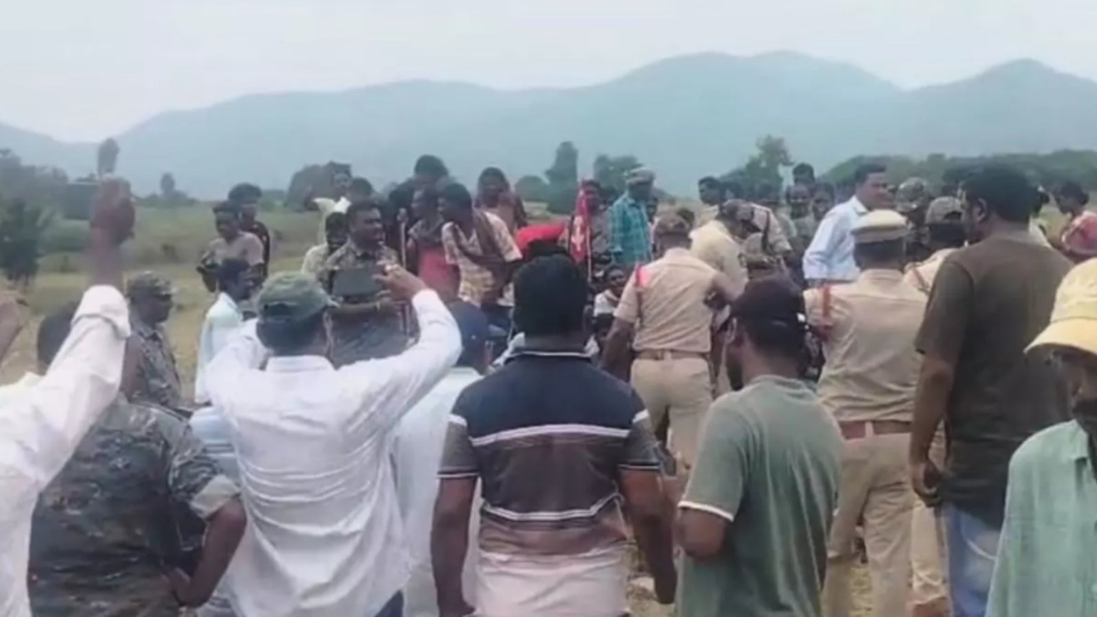 గిరిజనుల సాగు భూముల్లో ఉద్రిక్తత