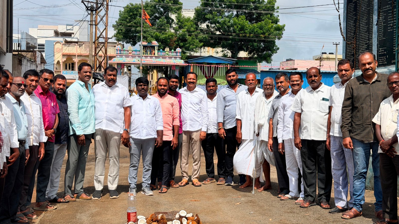 మున్సిపాలిటీలో అభివృద్ధి పనులను ప్రారంభించిన నాయకులు