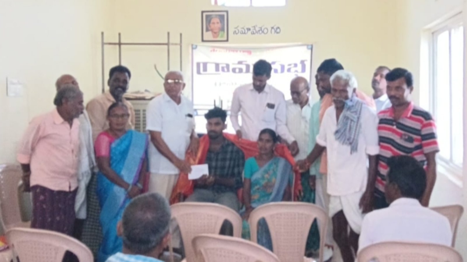 ఎంబిబిఎస్ విద్యార్థి సండ్రా నెత్తినకు గ్రామ పెద్దల ఆర్థిక సహాయం