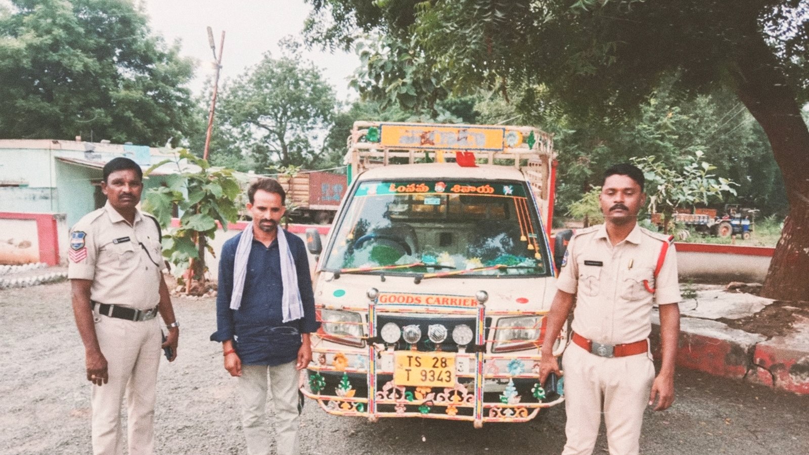 లక్షా 70 వేల విలువ నల్లబెల్లం పటిక పోలీసులు పట్టివేత.. 10 క్విం.ల బెల్లం1.5క్విం.పటిక 5లీ.గుడుంబా స్