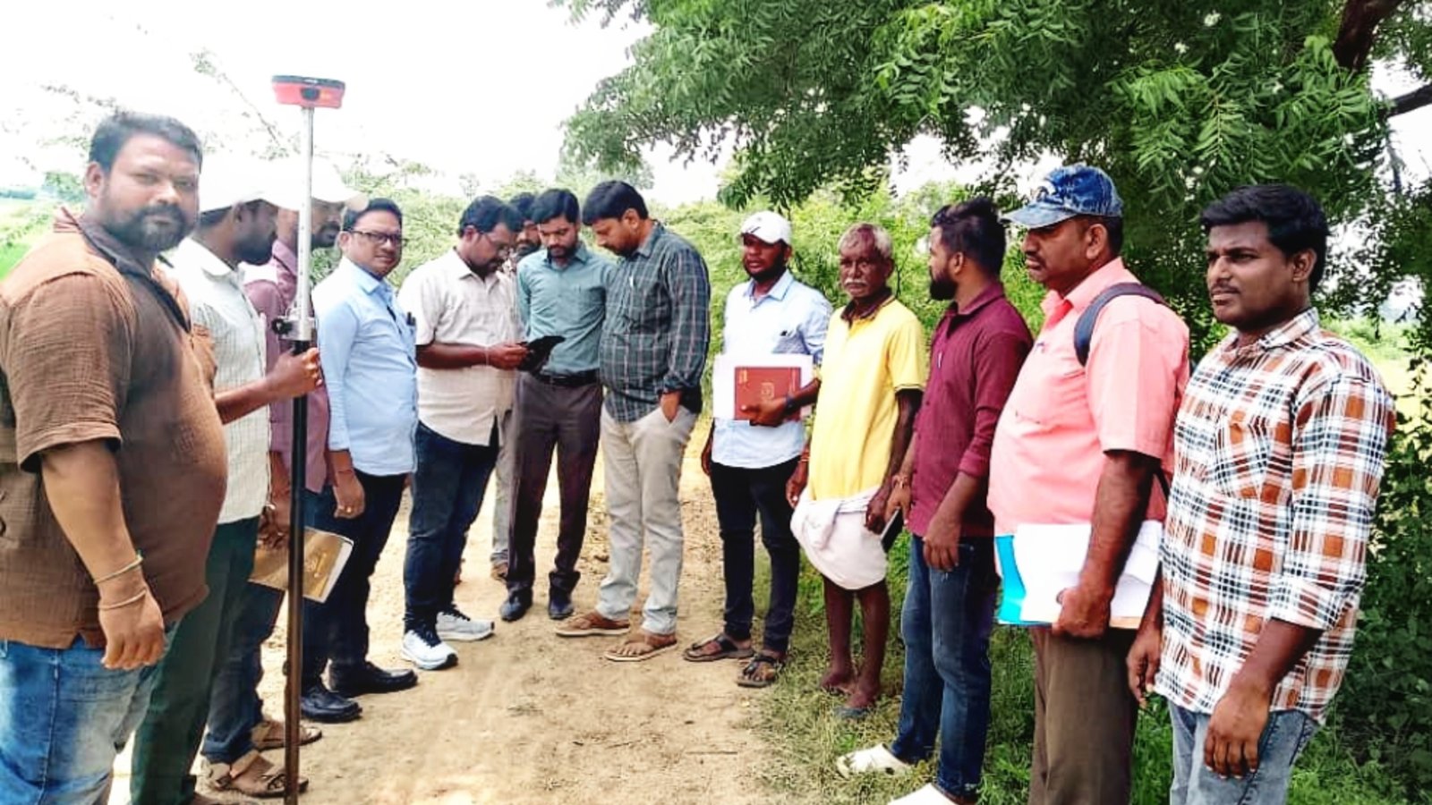 రామానుజాపురంలో అధికారులు భూ రీసర్వే పరిశీలన