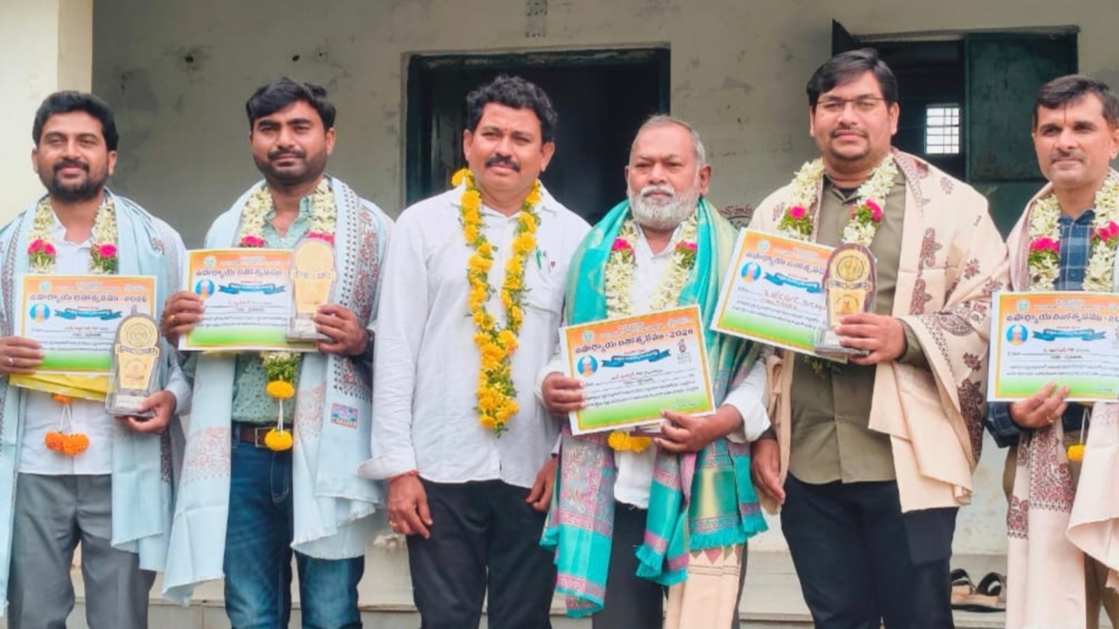 మోడల్ స్కూల్ మంచి 5గురికి అవార్డులు బెస్ట్ టీచర్స్ ను అభినందించిన ప్రిన్సిపాల్ ఉపేందర్ రావు