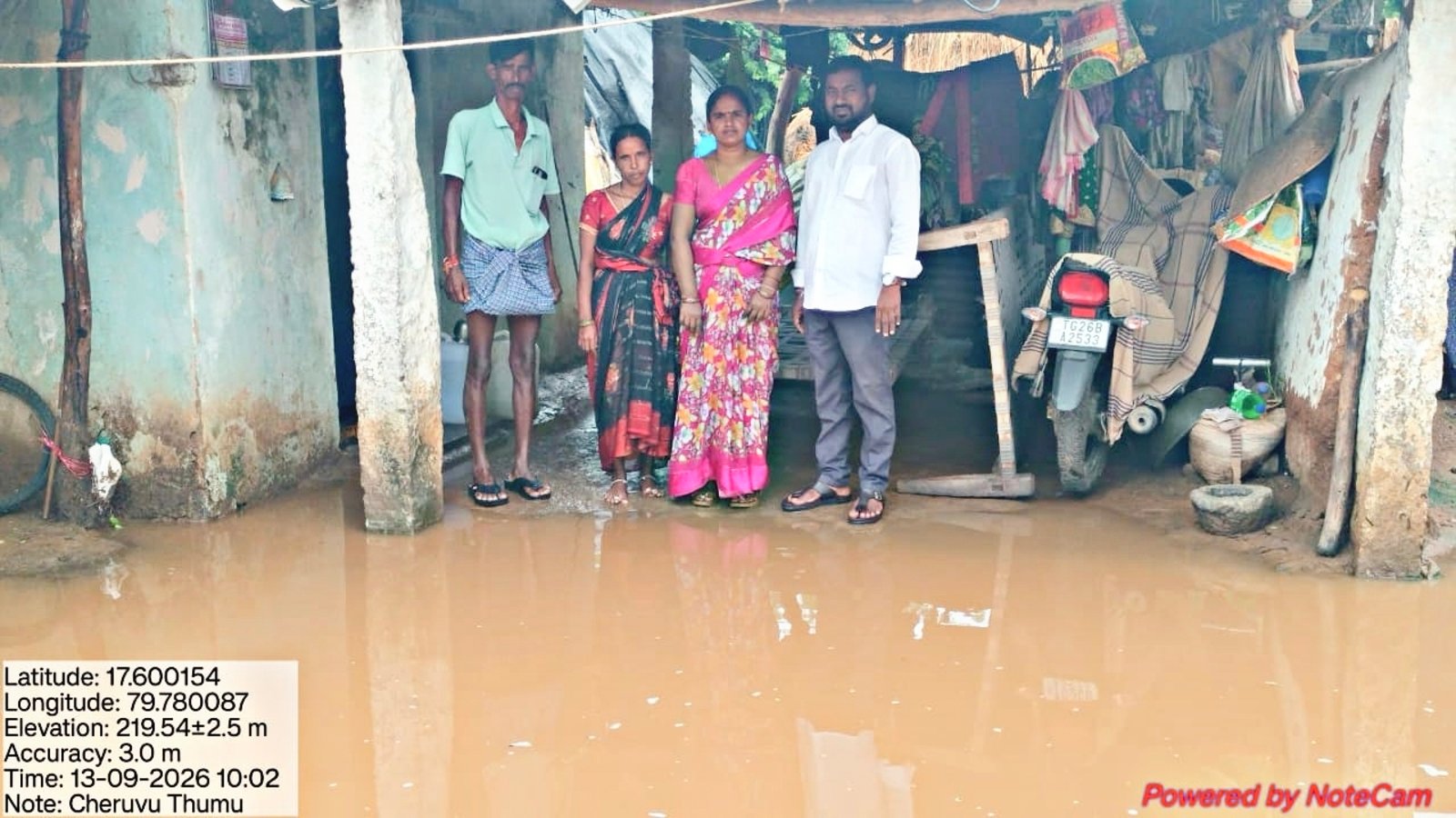 వరద చేరిన ఇంటిని పరిశీలించిన సర్పంచి