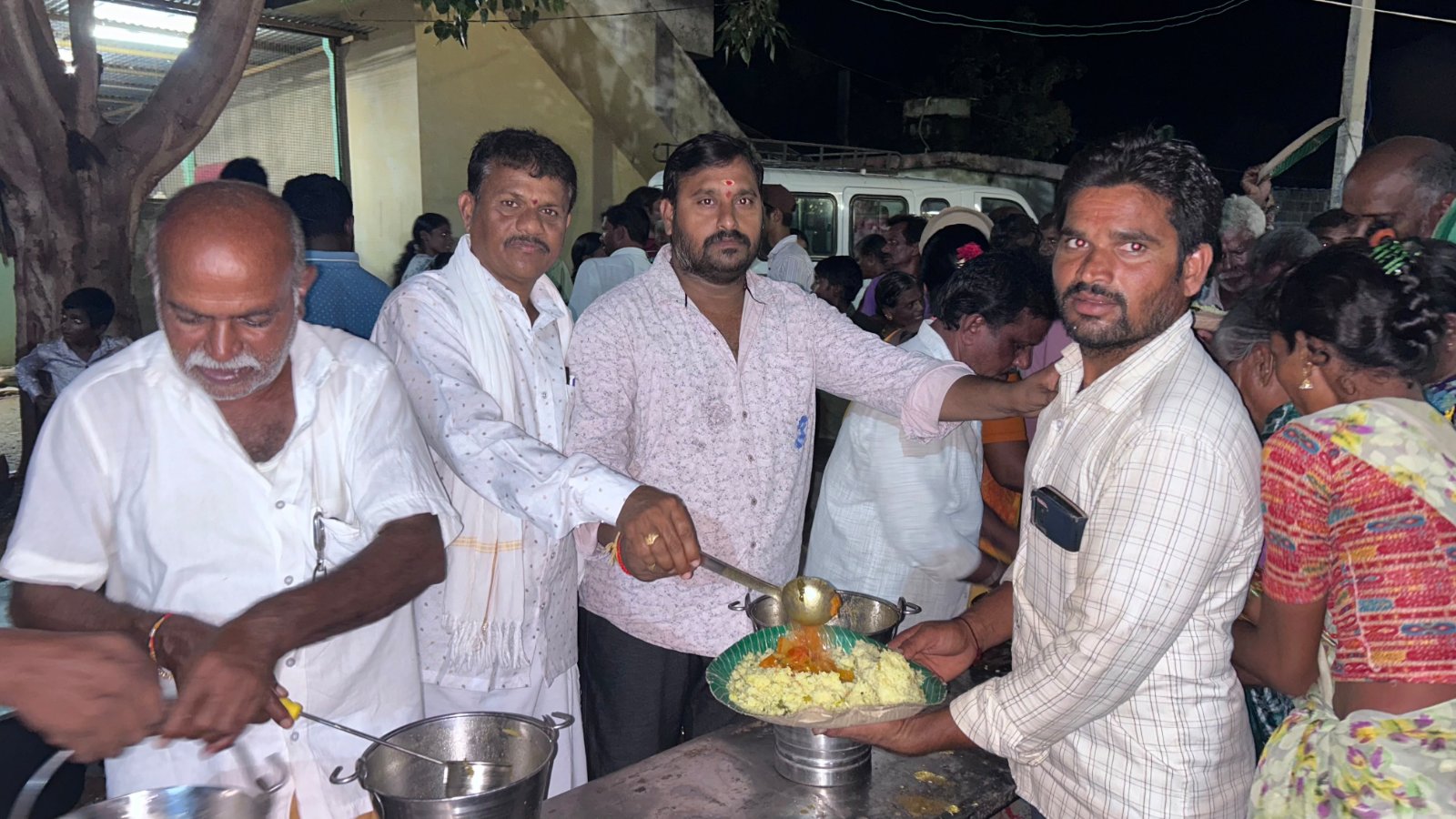ముత్యాలమ్మ టెంపుల్.. గణపతి ఆలయం వద్ద అన్న ప్రసాద వితరణ