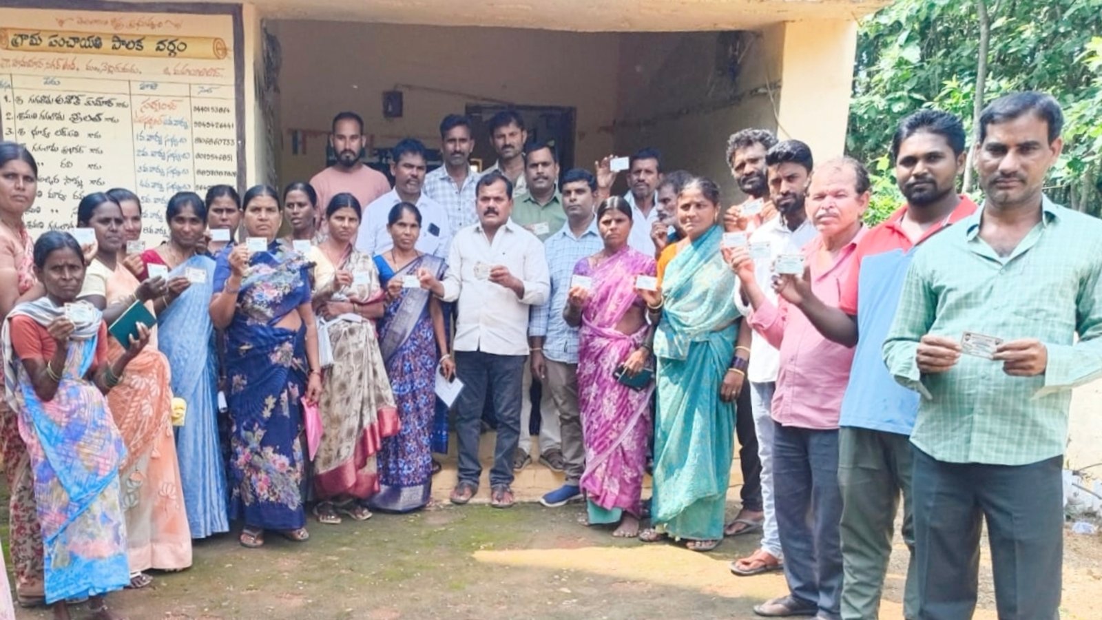 హనుమాన్ నగర్ తండాలో స్మార్ట్ కార్డుల పంపిణీ..