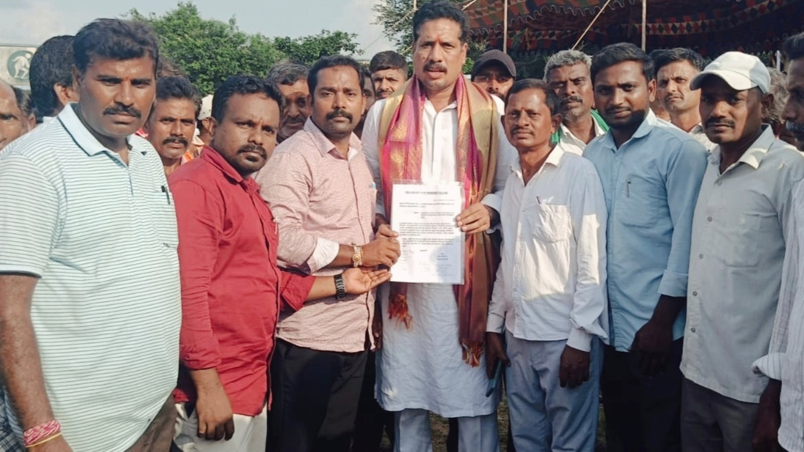 జర్నలిస్టులకు రైల్వే పాస్ లు పునరుద్ధరించాలి ఎస్టీ కమిషన్ హుస్సేన్ నాయక్ కు వినతి