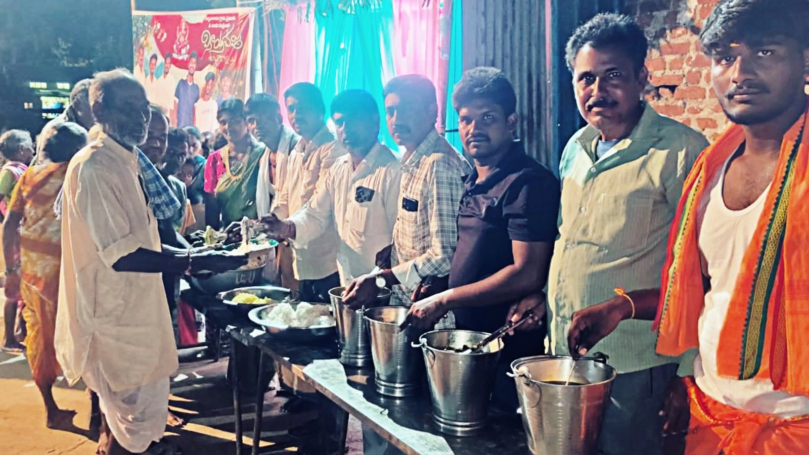 ఎల్లమ్మగుడి గణపతి వద్ద మహాన్న ప్రసాద వితరణ..