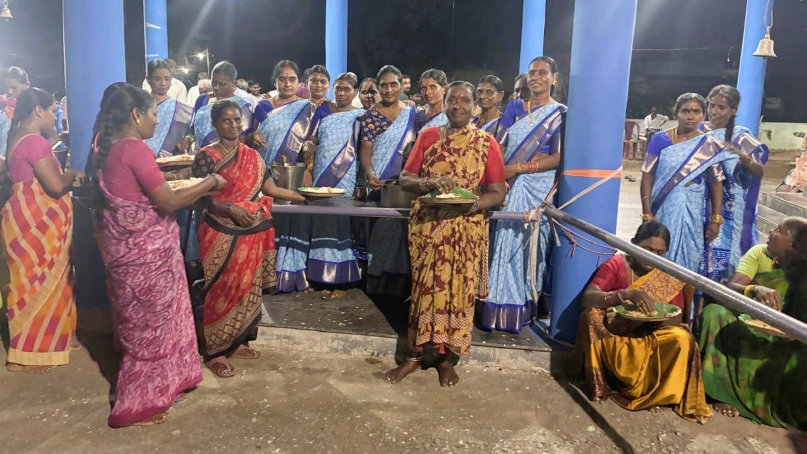 ముత్యాలమ్మ గణపతి వద్ద మహాన్న ప్రసాద వితరణ..