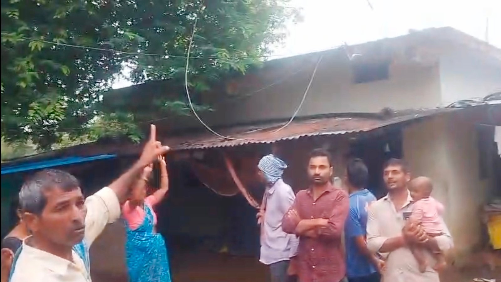 రేకులతండాలో తప్పిన విద్యుత్ ప్రమాదం..  గాలికి తెగి ఇంటి మీద పడ్డ మెయిన్ లైన్ వైర్లు