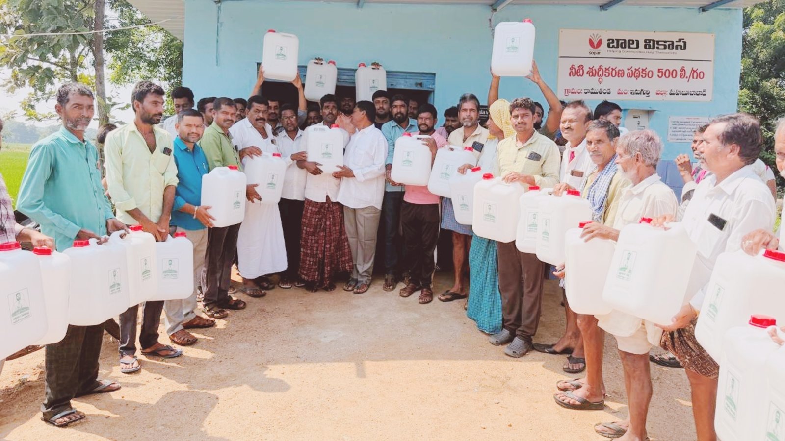 రవిచంద్ర దాతృత్వం.. రాము తండాకు వాటర్ క్యాన్లు వితరణ
