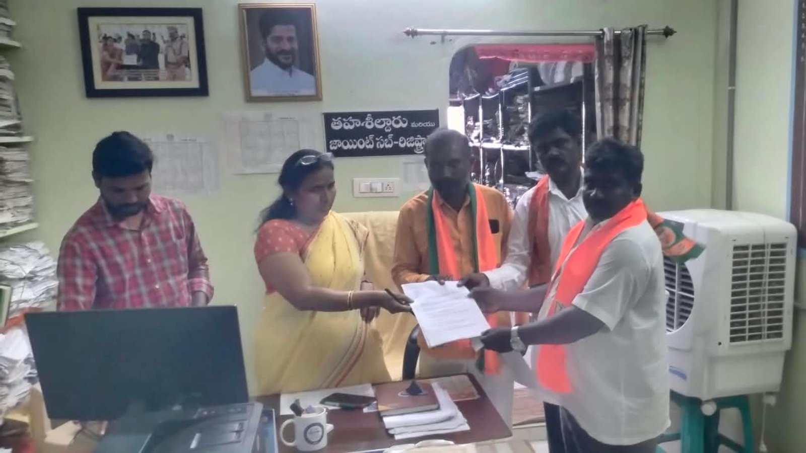 మద్దిరాల: సెప్టెంబర్ 17 తెలంగాణ విమోచన దినోత్సవాన్ని ప్రకటించాలని ఎమ్మార్వో వినతిపత్రం