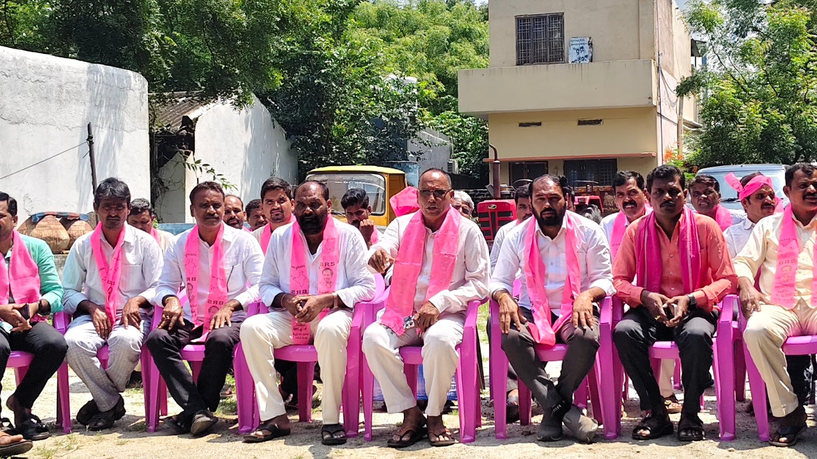 17న గిరిజన గ్రామాల్లో kcr చిత్ర పటానికి పాలాభిషేకం..  తాటికొండ సీతయ్య exmpp