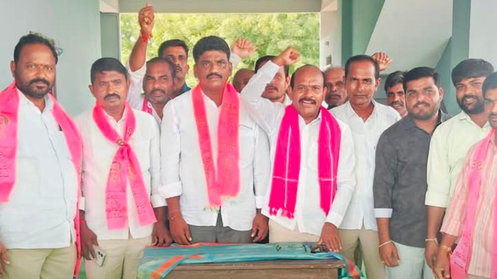 నూతనకల్: 17న అన్ని తండాల్లో కేసీఆర్ చిత్రపటానికి పాలాభిషేకం
