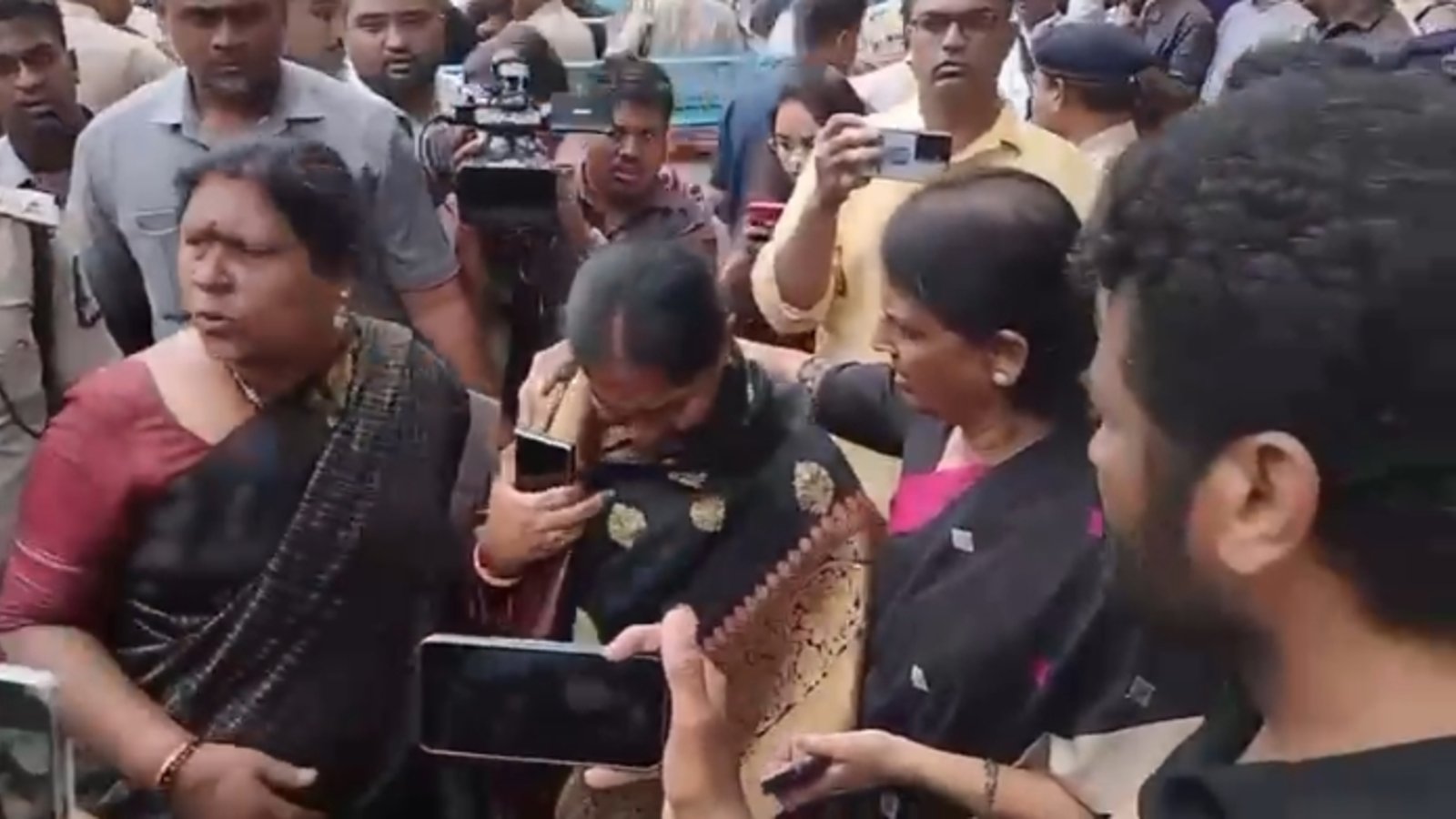 బీఆర్‌ఎస్ మహిళా ఎమ్మెల్యేలపై పోలీసుల దౌర్జన్యం