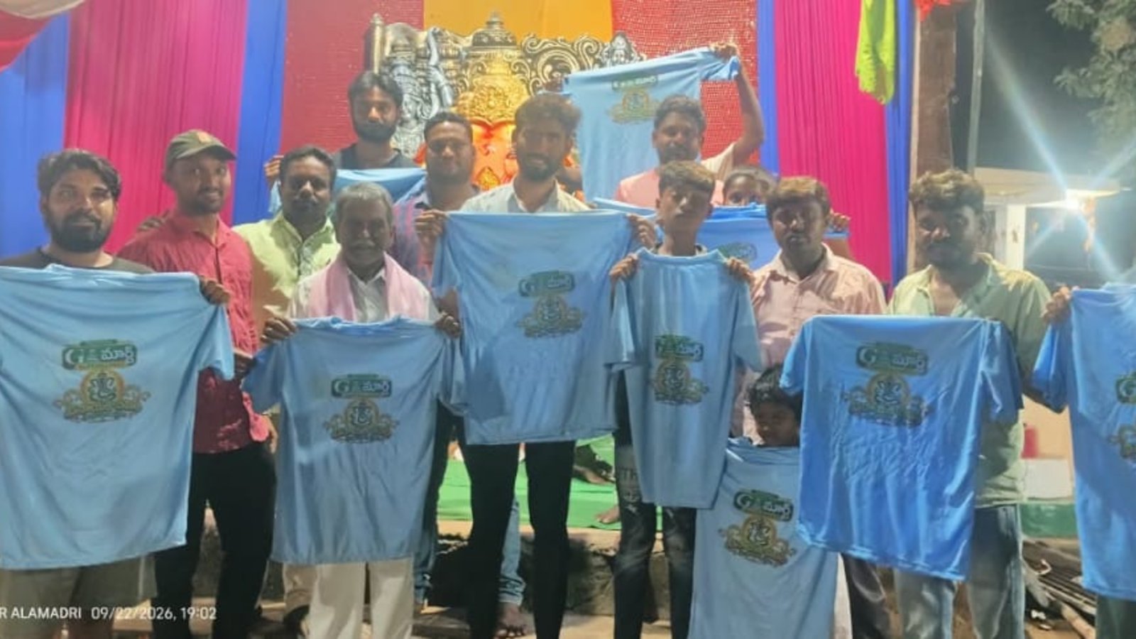 గణపతి వేడుకల్లో టీ-షర్టుల వితరణ