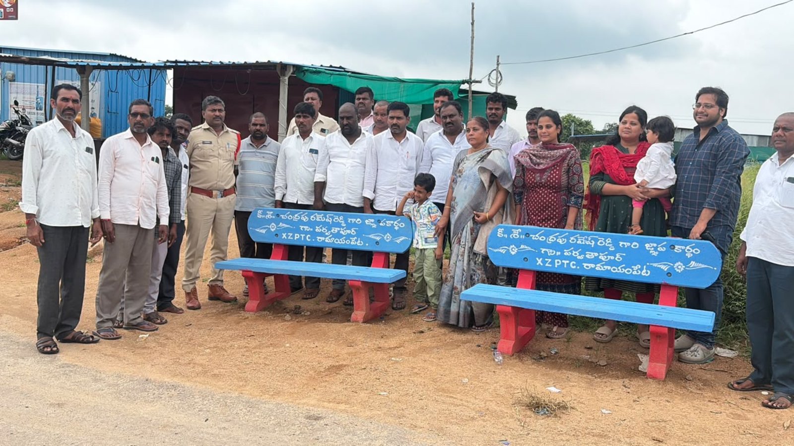 రమేష్ రెడ్డి జ్ఞాపకార్థం.. లక్ష్మీపూర్ స్టేజి వద్ద చైర్లు ఏర్పాటు
