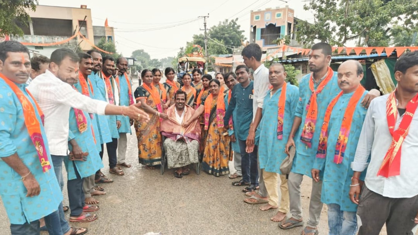 లడ్డూ కోసం పోటాపోటీ.. రూ.18,116కు దక్కించుకున్న వంశీ