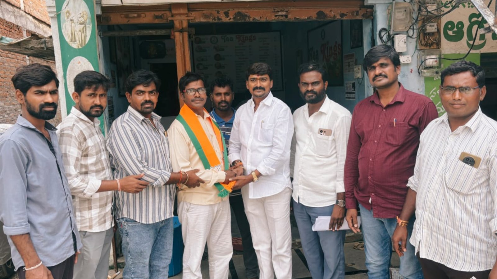 బీజేపీలో చేరిన విద్యావేత్త మంద రమేష్