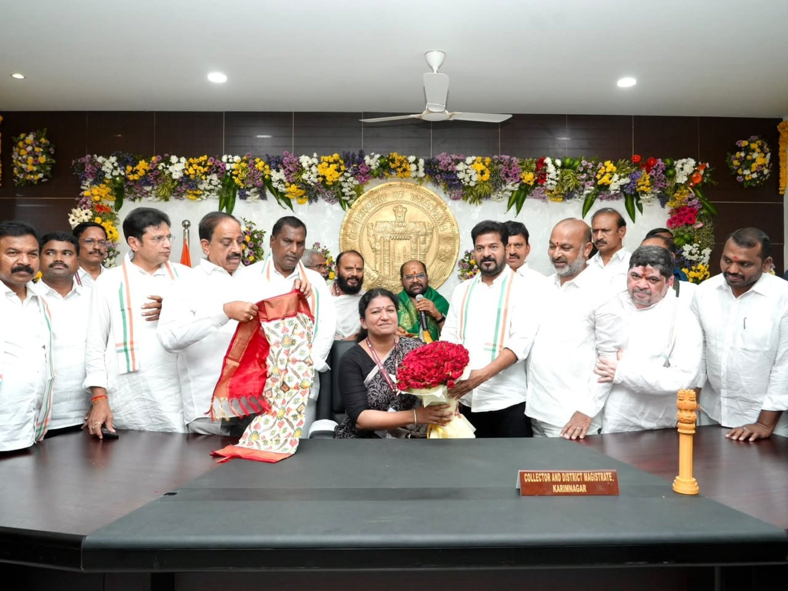 కరీంనగర్‌లో సమీకృత జిల్లా కలెక్టరేట్ కార్యాలయాలను ప్రారంభించిన సీఎం రేవంత్ రెడ్డి, కరీంనగర్ ఎంపీ బండి సంజయ్.