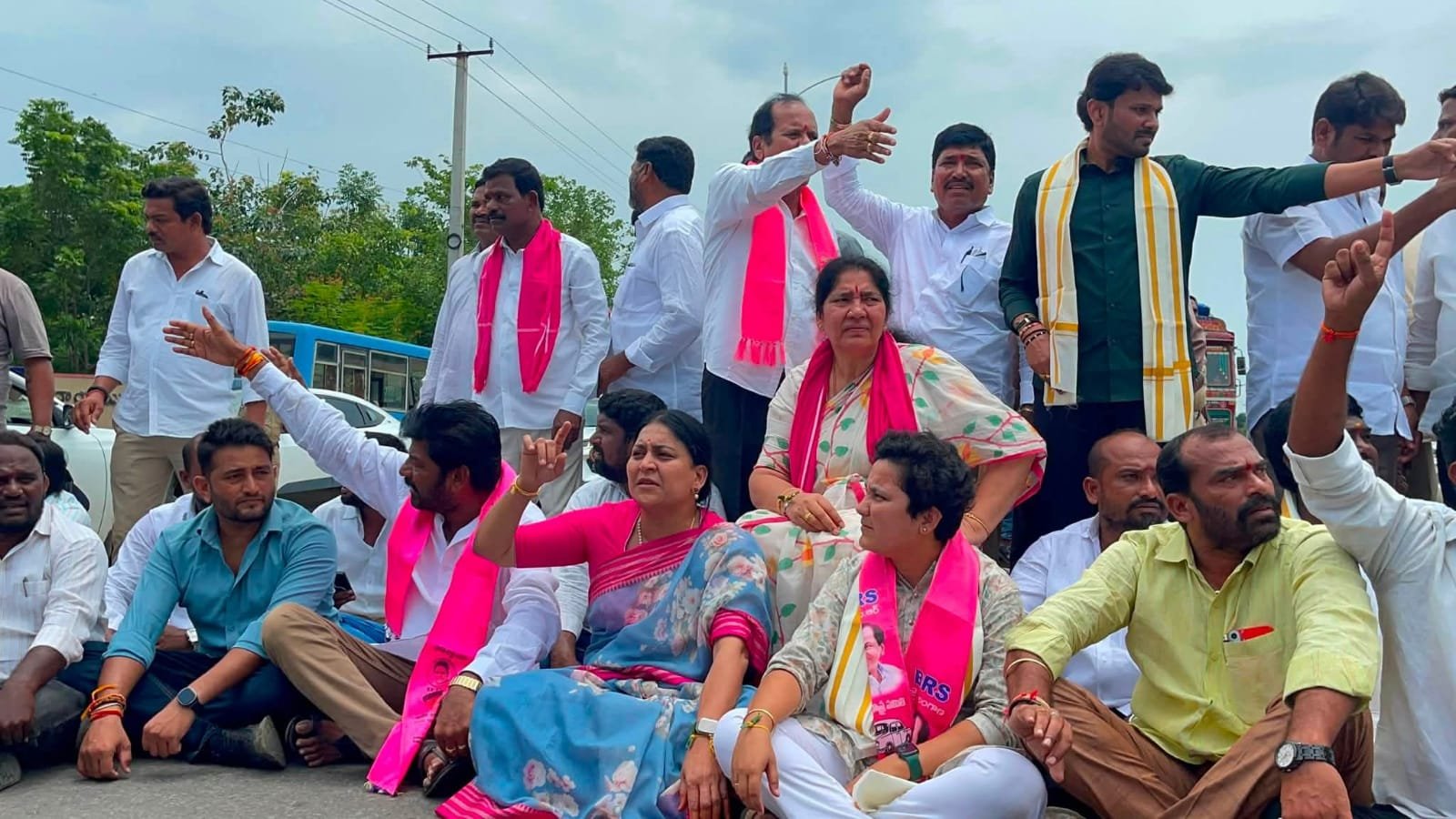 హామీల అమలులో కాంగ్రెస్ విఫలం: రెడ్యా నాయక్, సత్యవతి రాథోడ్