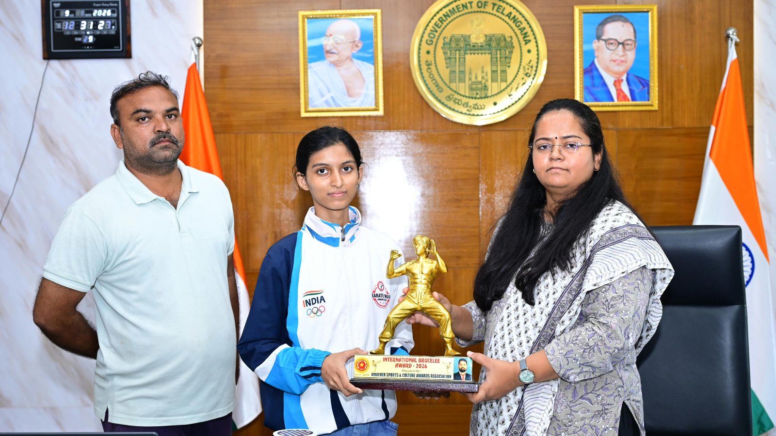నిత్యశ్రీ నీ అభినందించిన మెదక్ జిల్లా కలెక్టర్