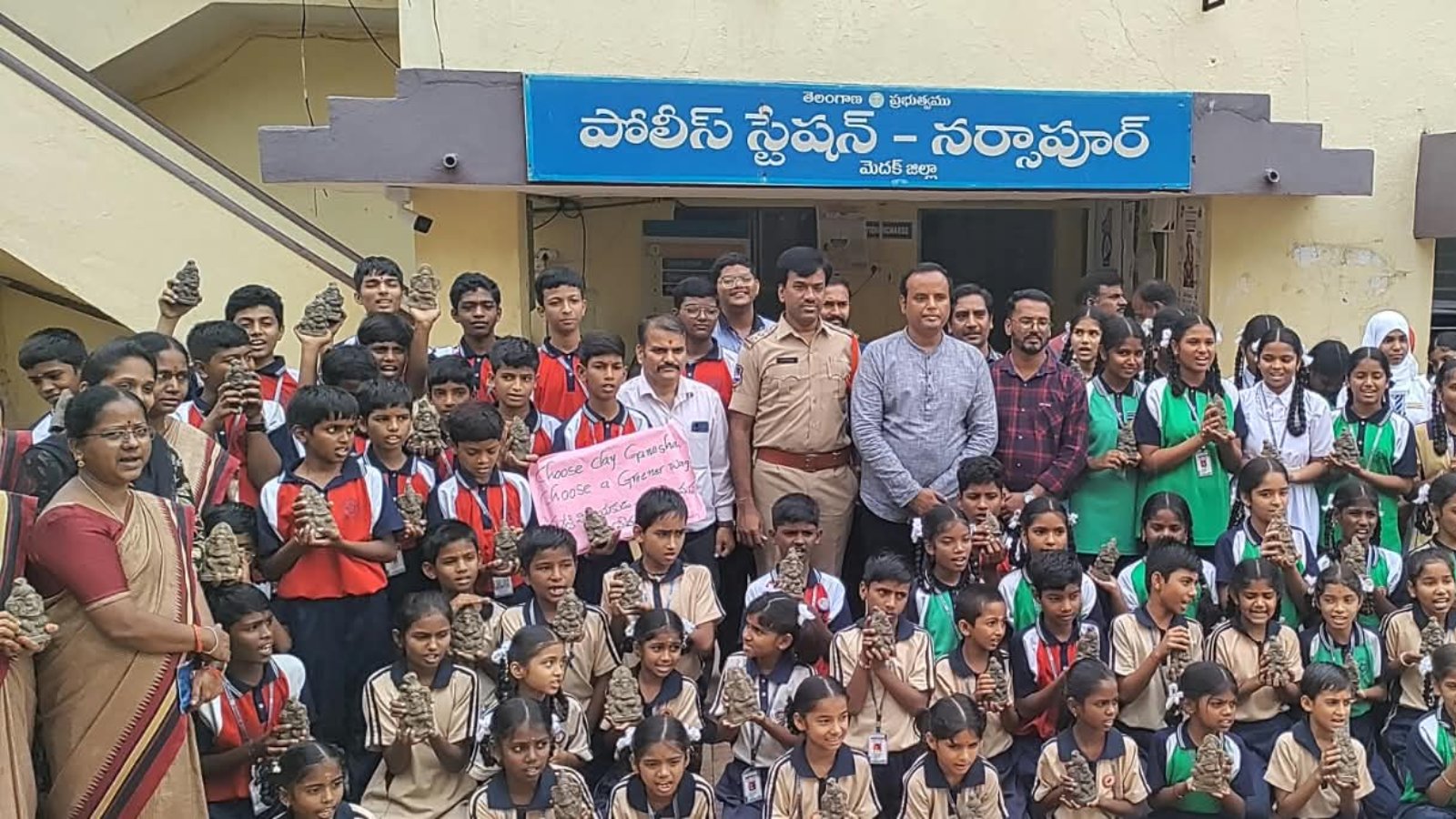 మట్టి గణేష్ ను పూజిద్దాం పర్యావరణాన్ని కాపాడుదాం