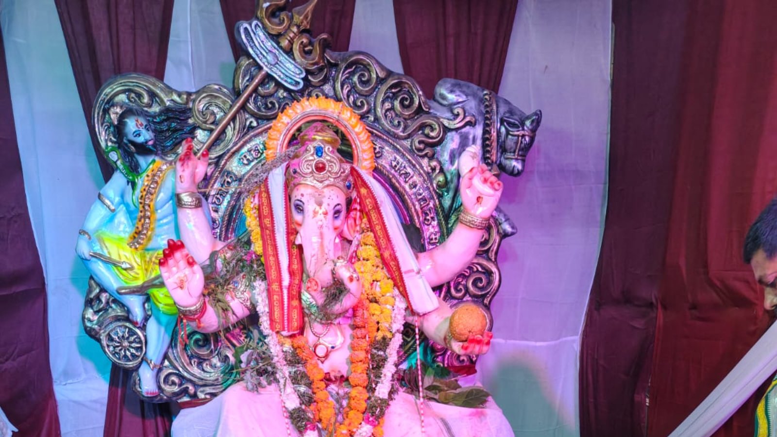 భక్తిశ్రద్ధలతో గణనాథుడి పూజలు మెదక్ జిల్లా నర్సాపూర్ పట్నంలోని వెంకటేశం కారు శ్రీ వెంకటేశ్వర కాలనీ