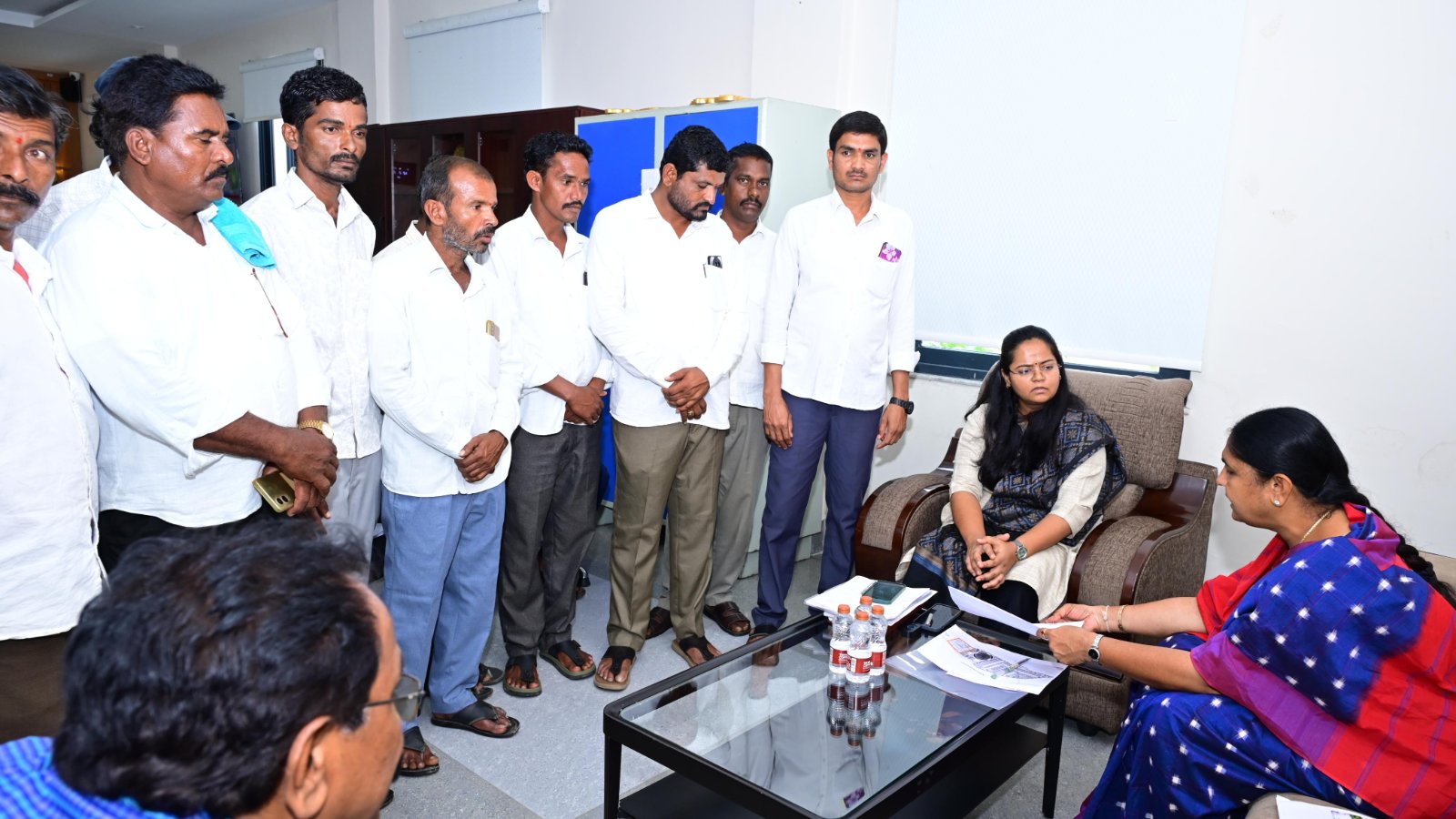 గన్యా తండా 204 భూముల పట్టాల  పరిష్కారం కోసం కలెక్టర్‌ను కలిసిన గ్రామ ప్రజలు
