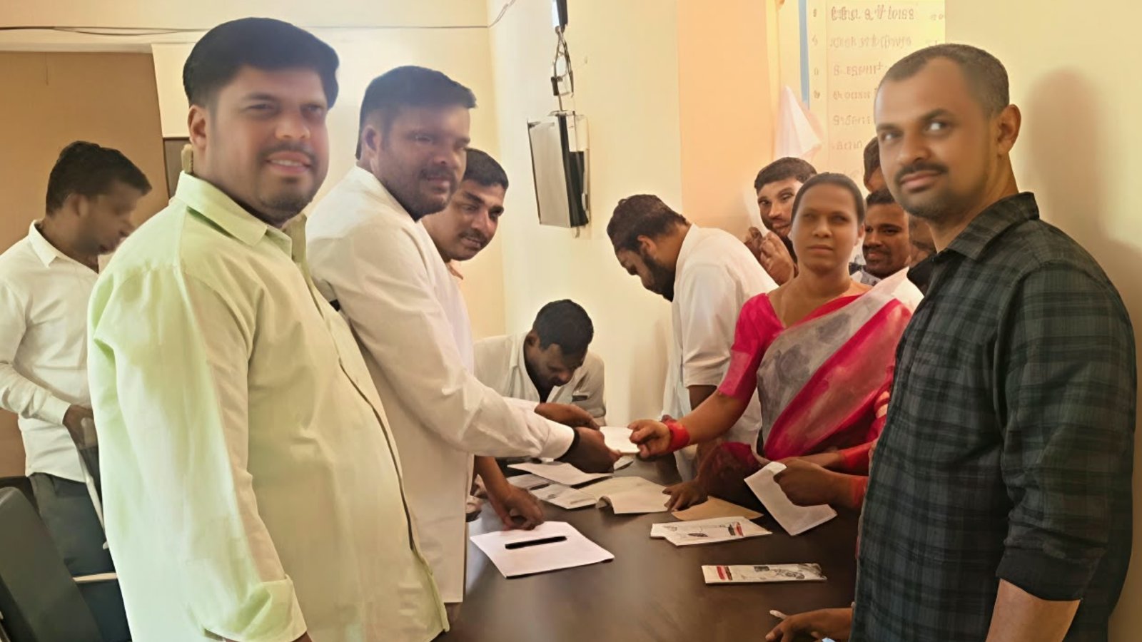 నూతన స్మార్ట్ రేషన్ కార్డులు పంపిణీ చేసిన సర్పంచ్ వినోద్ కుమార్