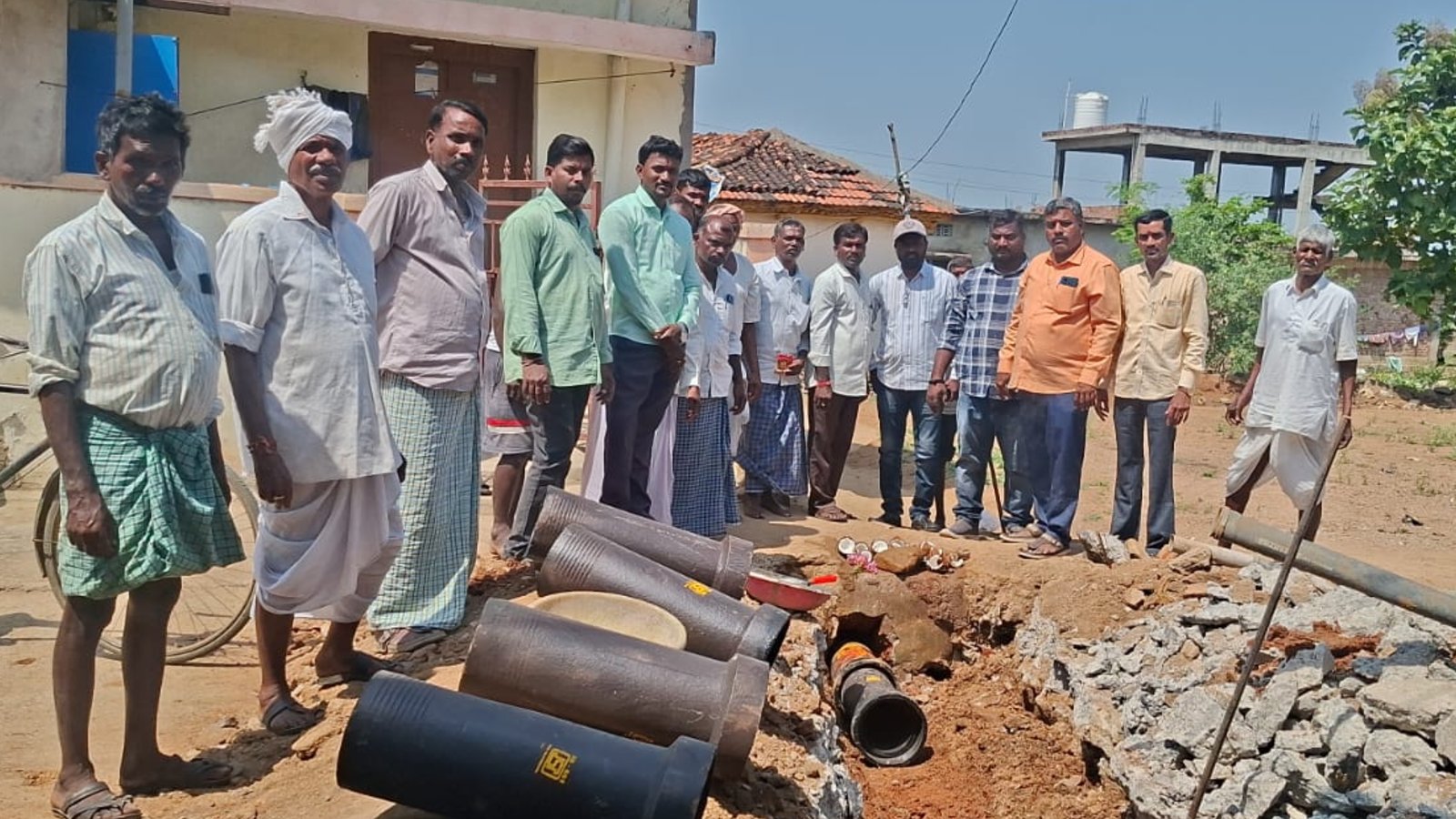 5 లక్షలతో మురుగు కాలువల నిర్మాణం ప్రారంభం.. పనులను ప్రారంభించిన సర్పంచ్ ప్రవీణ్ కుమార్..