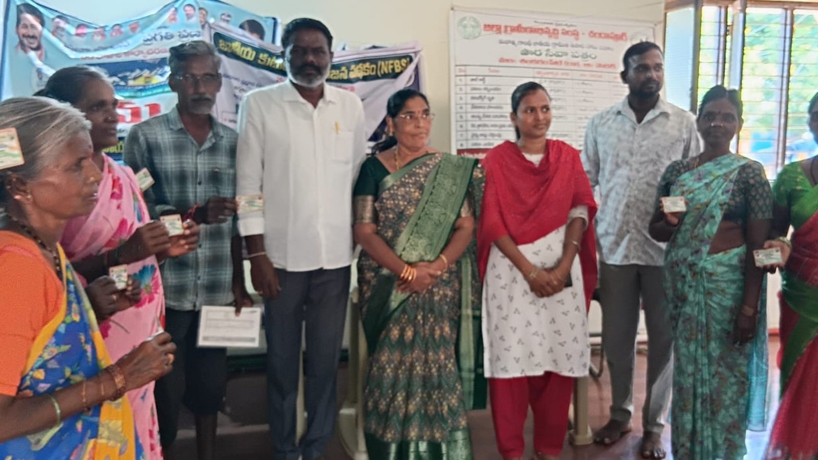 లబ్ధిదారులు స్మార్ట్ రేషన్ కార్డులను సద్వినియోగం చేసుకోవాలి: తహసీల్దార్ మాలతి..
