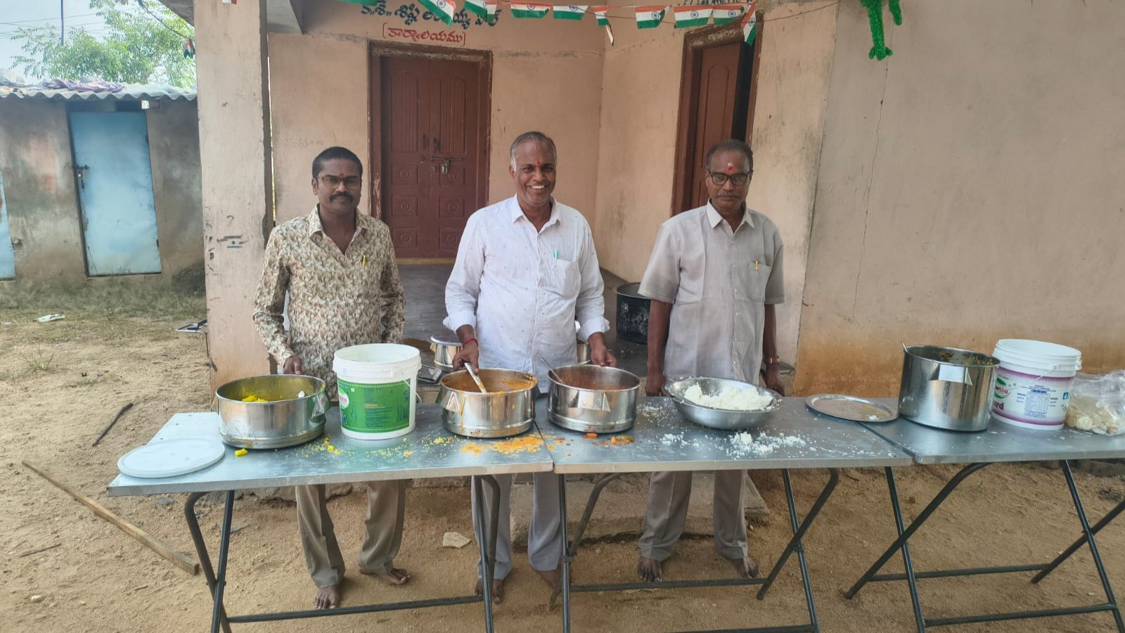 వలిగొండ సాయిబాబా ట్రస్టు ఆధ్వర్యంలో ప్రతి గురువారం అన్నదానం