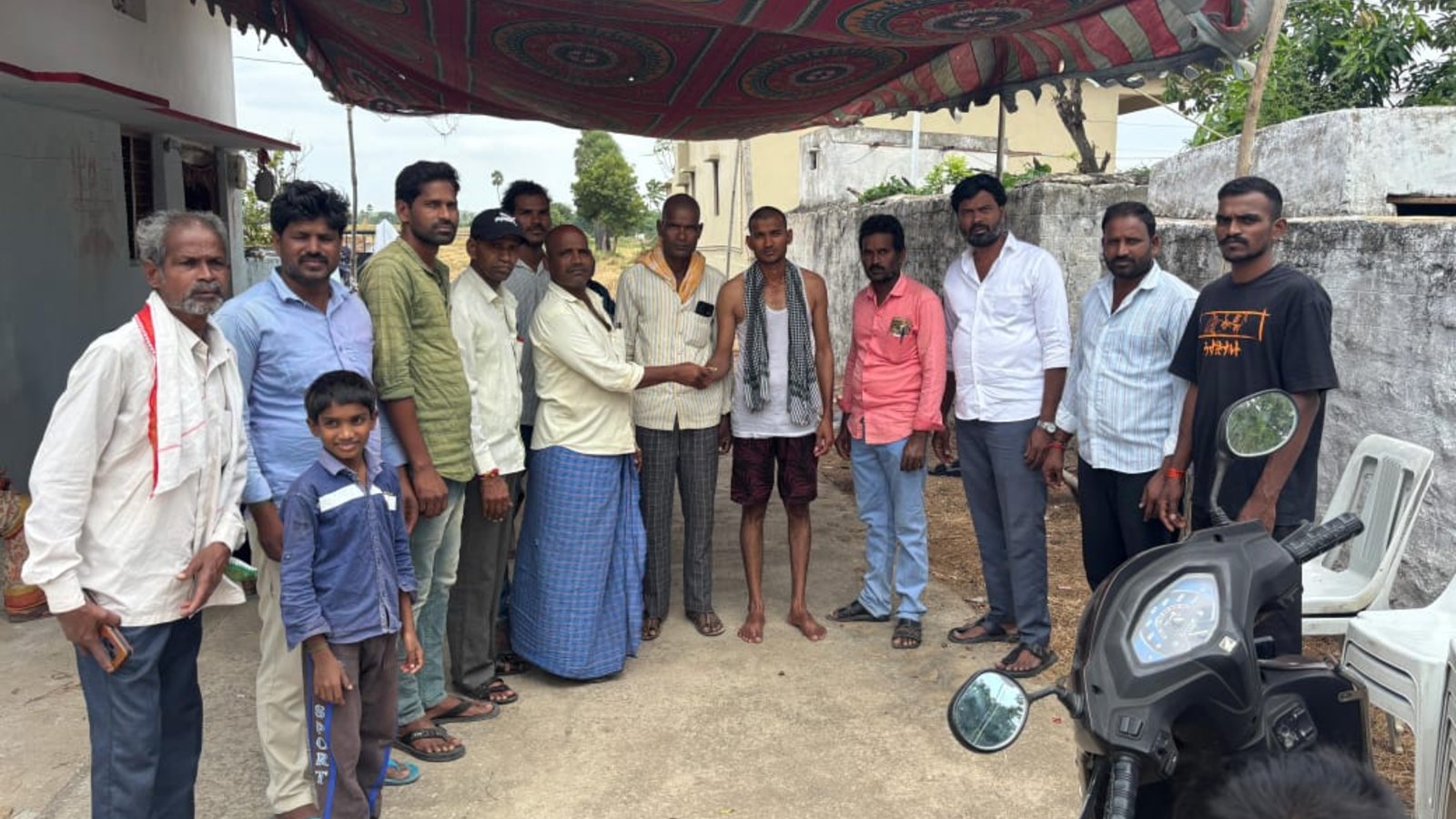 మృతుడి కుటుంబానికి ఏజేఆర్ ఫౌండేషన్ ఆర్థిక సాయం