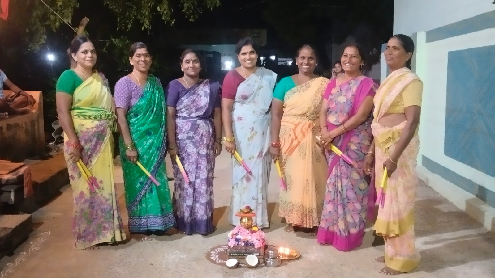 భక్తి శ్రద్ధలతో బొడ్డెమ్మ పండుగ ప్రారంభం.. ఆడిపాడుతున్న యువతులు మహిళలు