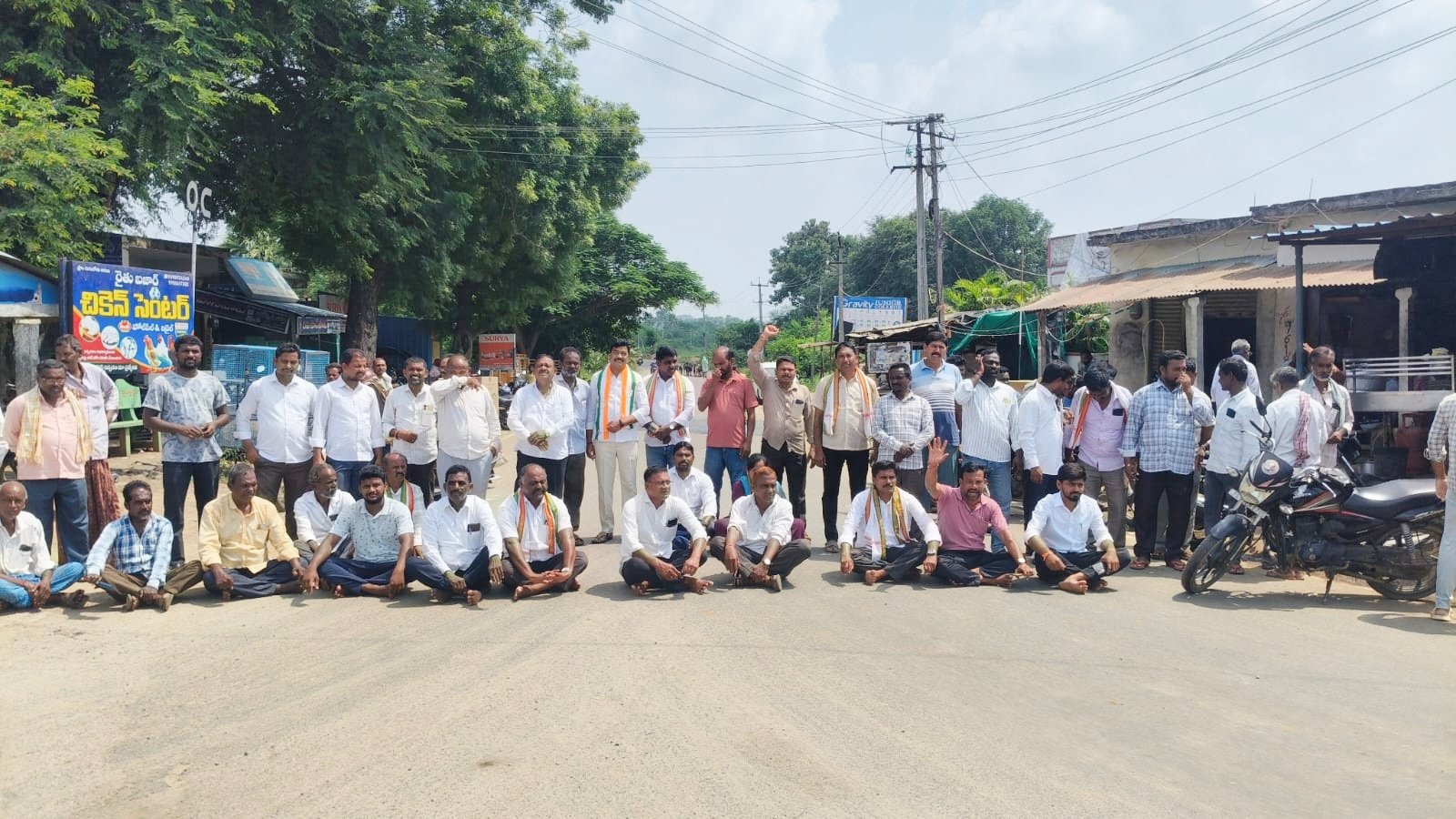 ఇనుగుర్తి లో కాంగ్రెస్"బ్లాక్ డే"భారీ నిరసన.. కాంగ్రెస్ అగ్ర నాయకులపై దాడి దారుణం..       కాంగ్రెస్