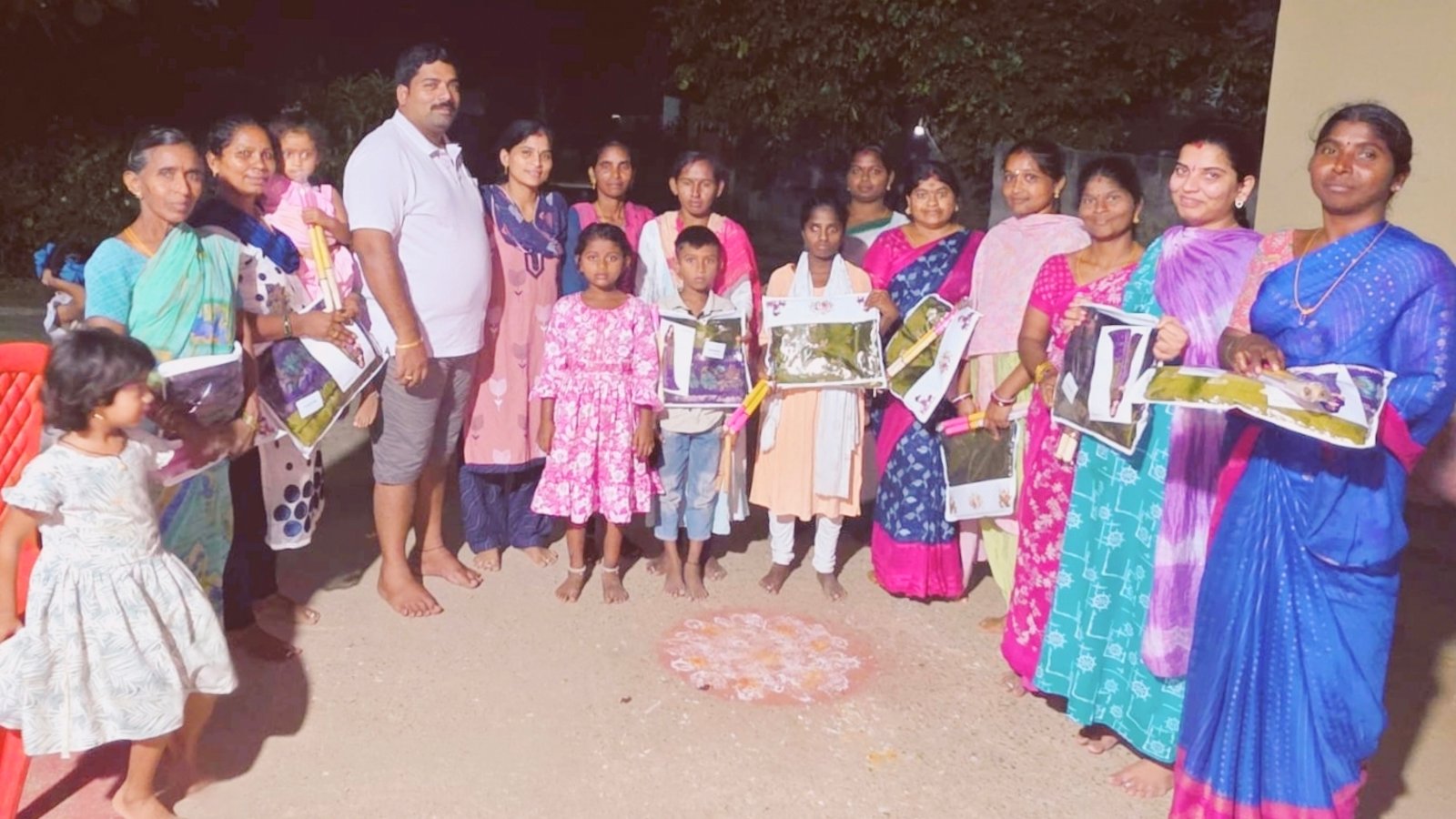 బిఆర్ఎస్ నేత శ్రీనివాస్ రెడ్డి చీరలు వితరణ.. భారత్ సమాచార్ మహబూబాబాద్ జిల్లా: ఇనుగుర్తి మండలంలోని చి