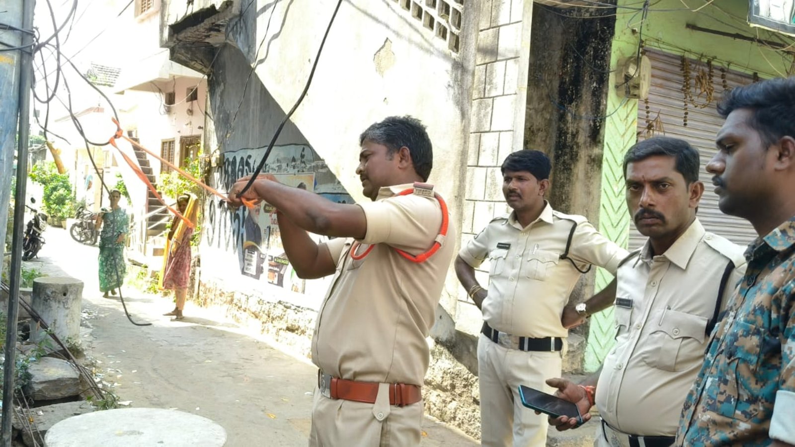 పోలీసుల అప్రమత్తతతో తప్పిన పెను ప్రమాదం