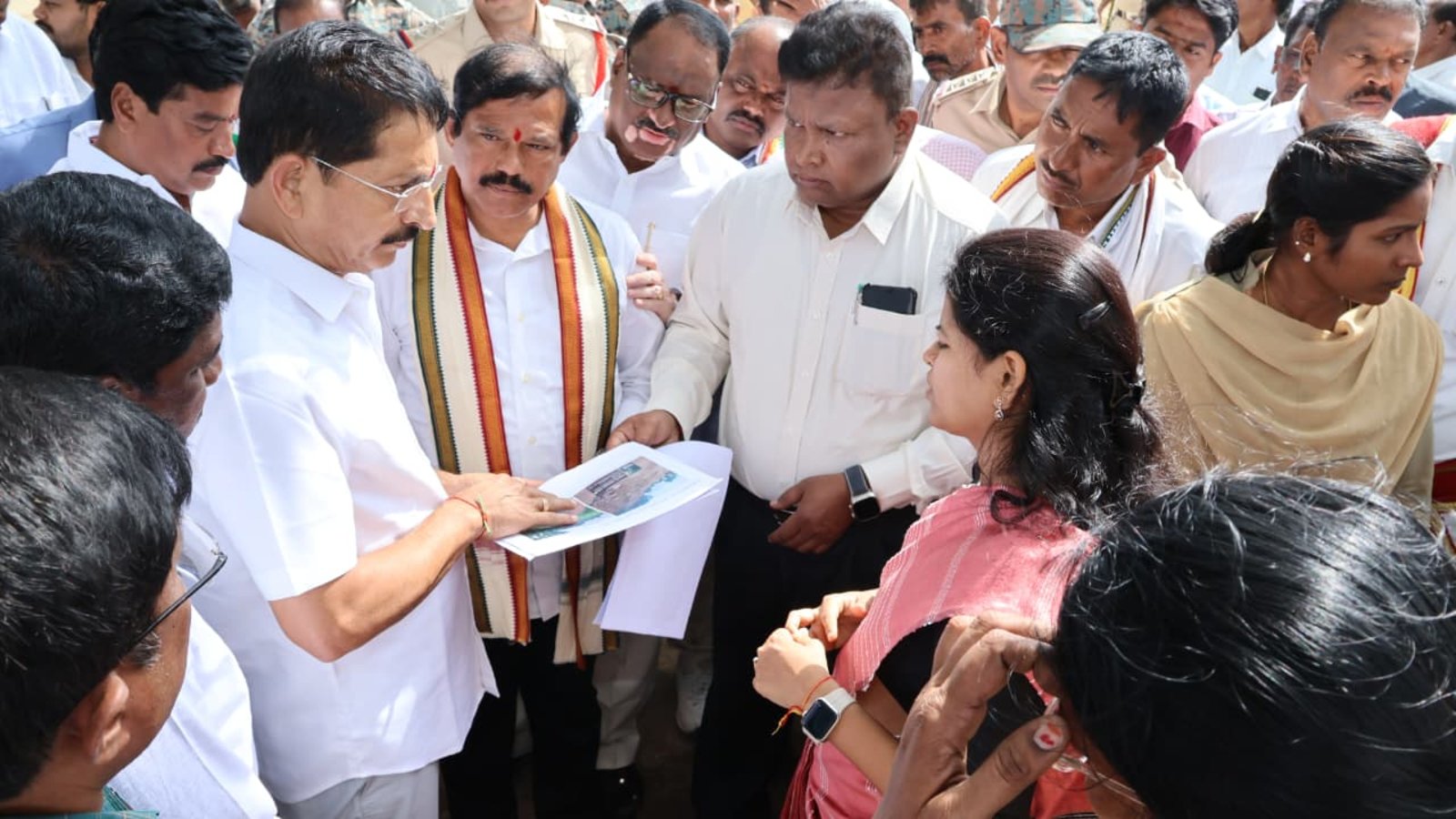 ఇనుగుర్తి మండలానికి కొత్త భవనాలు.. బ్లూప్రింట్ మ్యాప్ల పరిశీలన