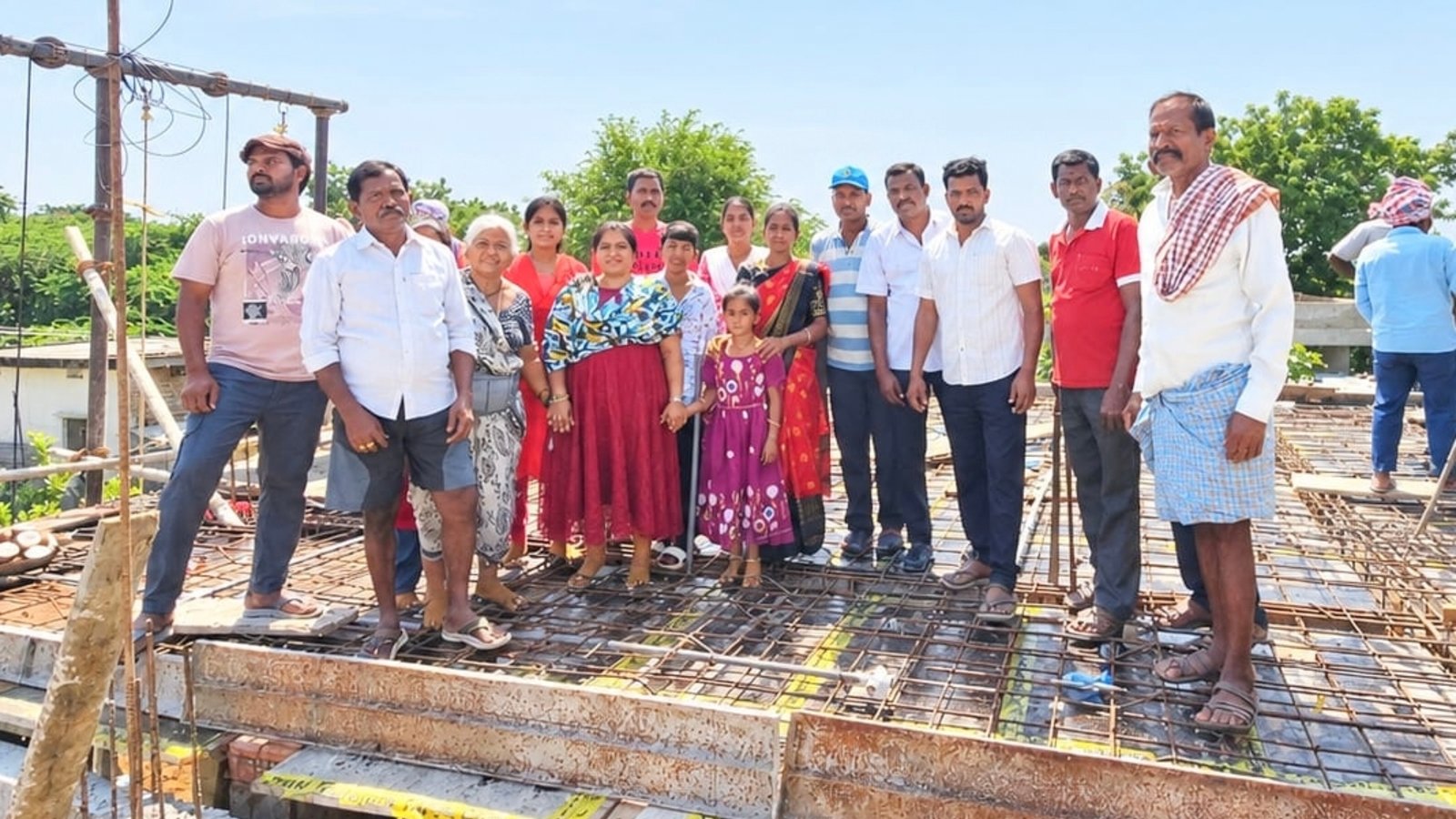 ఇందిరమ్మ ఇళ్ల నిర్మాణాలు వేగవంతం చేయాలి: సర్పంచ్
