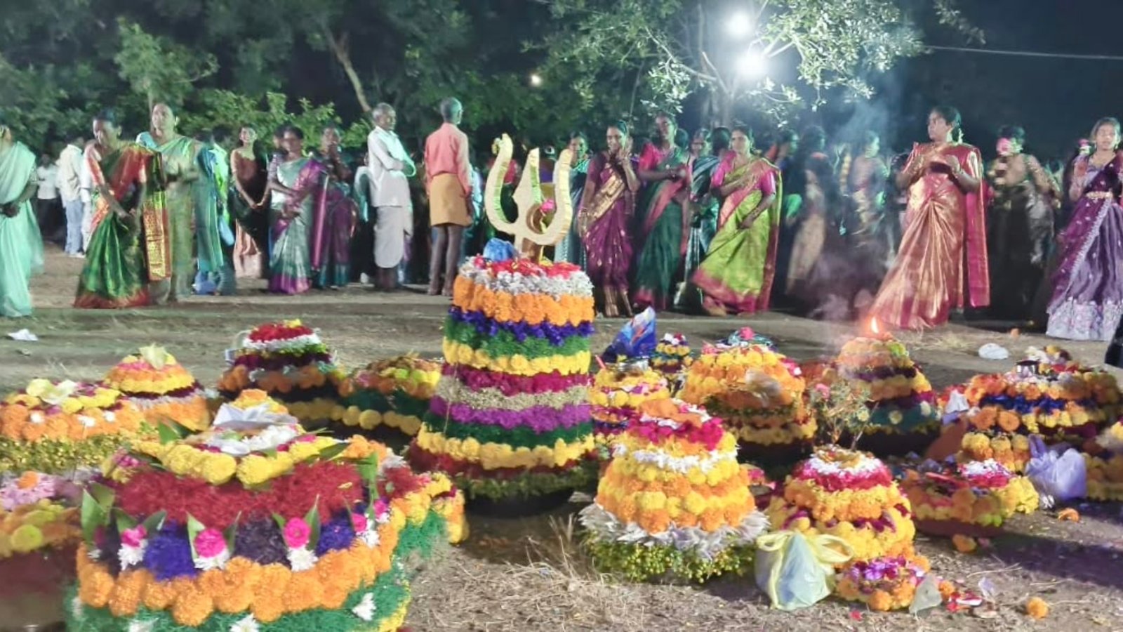 నెల్లికుదురు మండలంలో సద్దుల బతుకమ్మ వేడుకలు