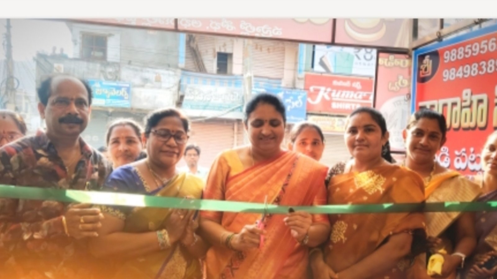షాపింగ్ మాల్‌ను ప్రారంభించిన డీసీసీ చైర్మన్ ఉమా మురళి నాయక్