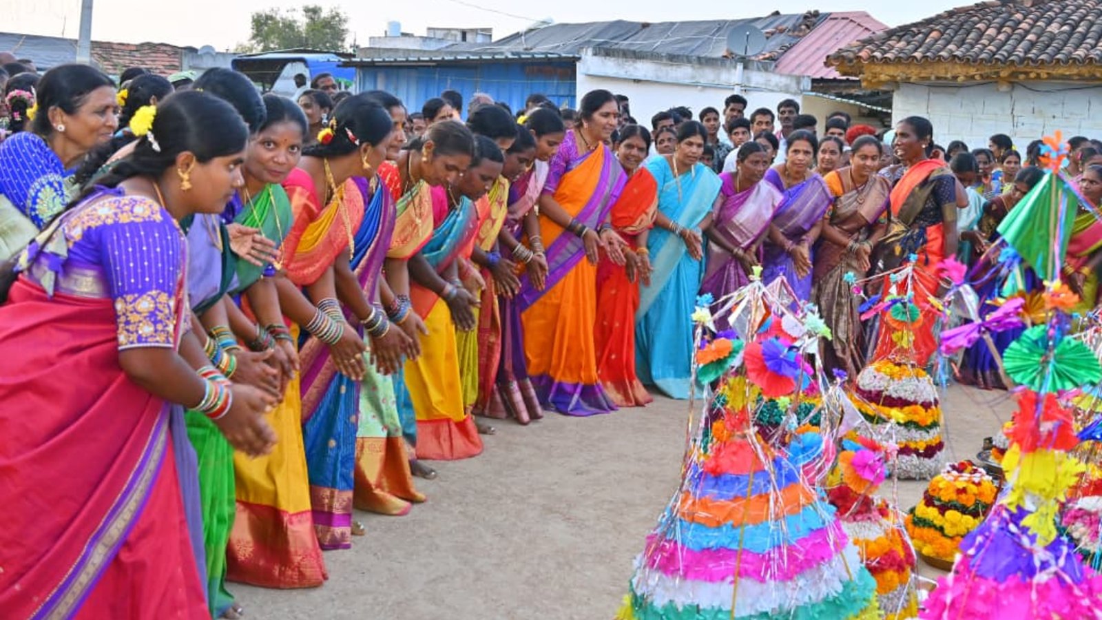 కుర్తివాడలో బతుకమ్మ సంబురాలు