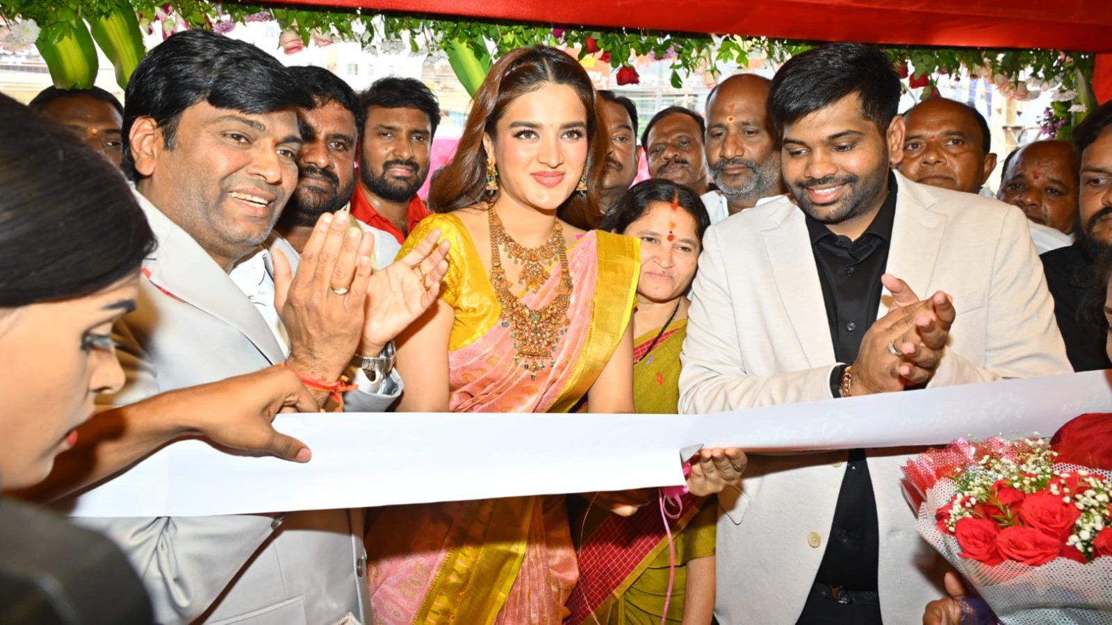 నిజామాబాద్‌లో నిధి అగర్వాల్ సందడి