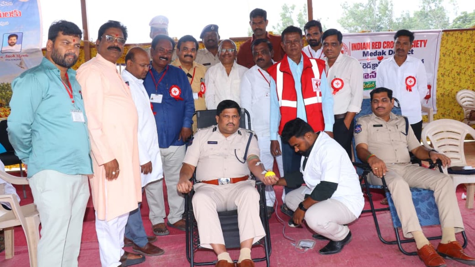 రక్తదానం చేసి ఆదర్శంగా నిలిచిన మెదక్ ఎస్పీ శ్రీనివాసరావు