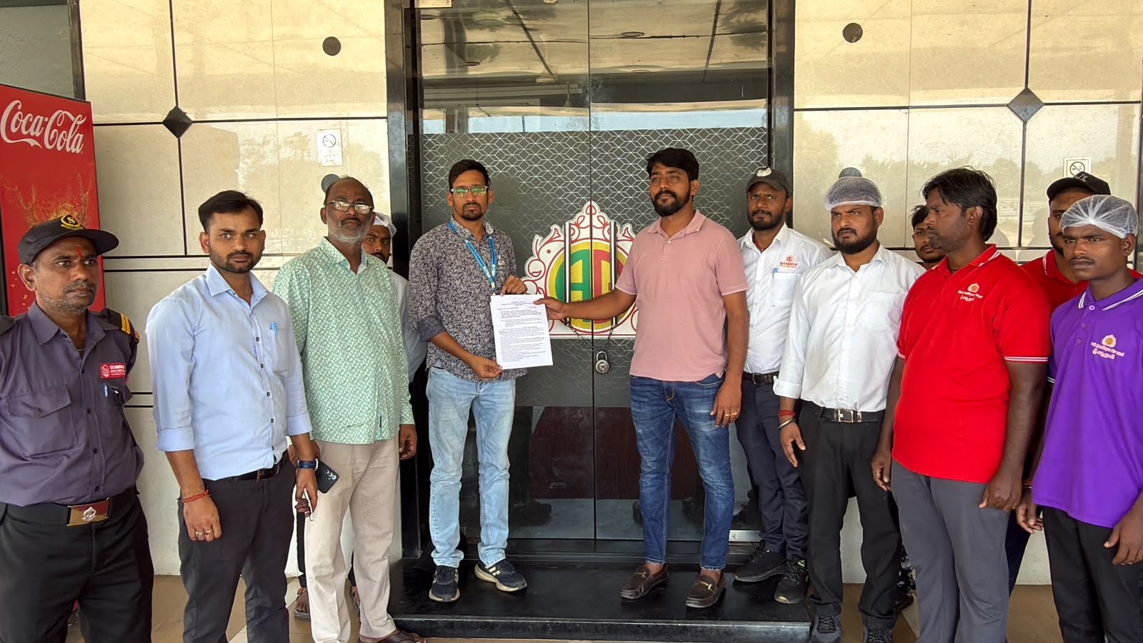 లైసెన్స్ లేకపోవడంతో హోటల్ మూసివేతకు నోటీసు