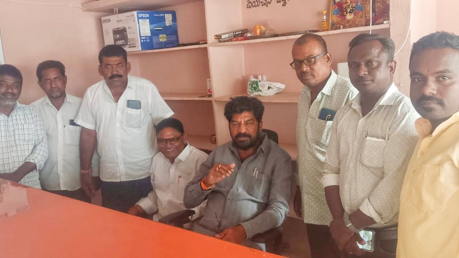 ఓటర్ నమోదు కేంద్రాన్ని పరిశీలించిన శంకర్ నాయక్