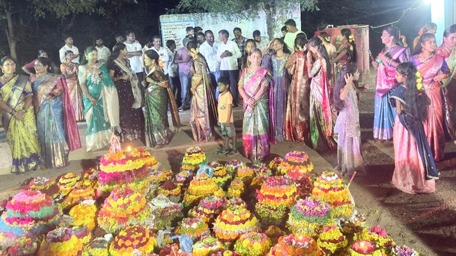 లక్ష్మీపురంలో ఘనంగా సద్దుల బతుకమ్మ సంబురాలు