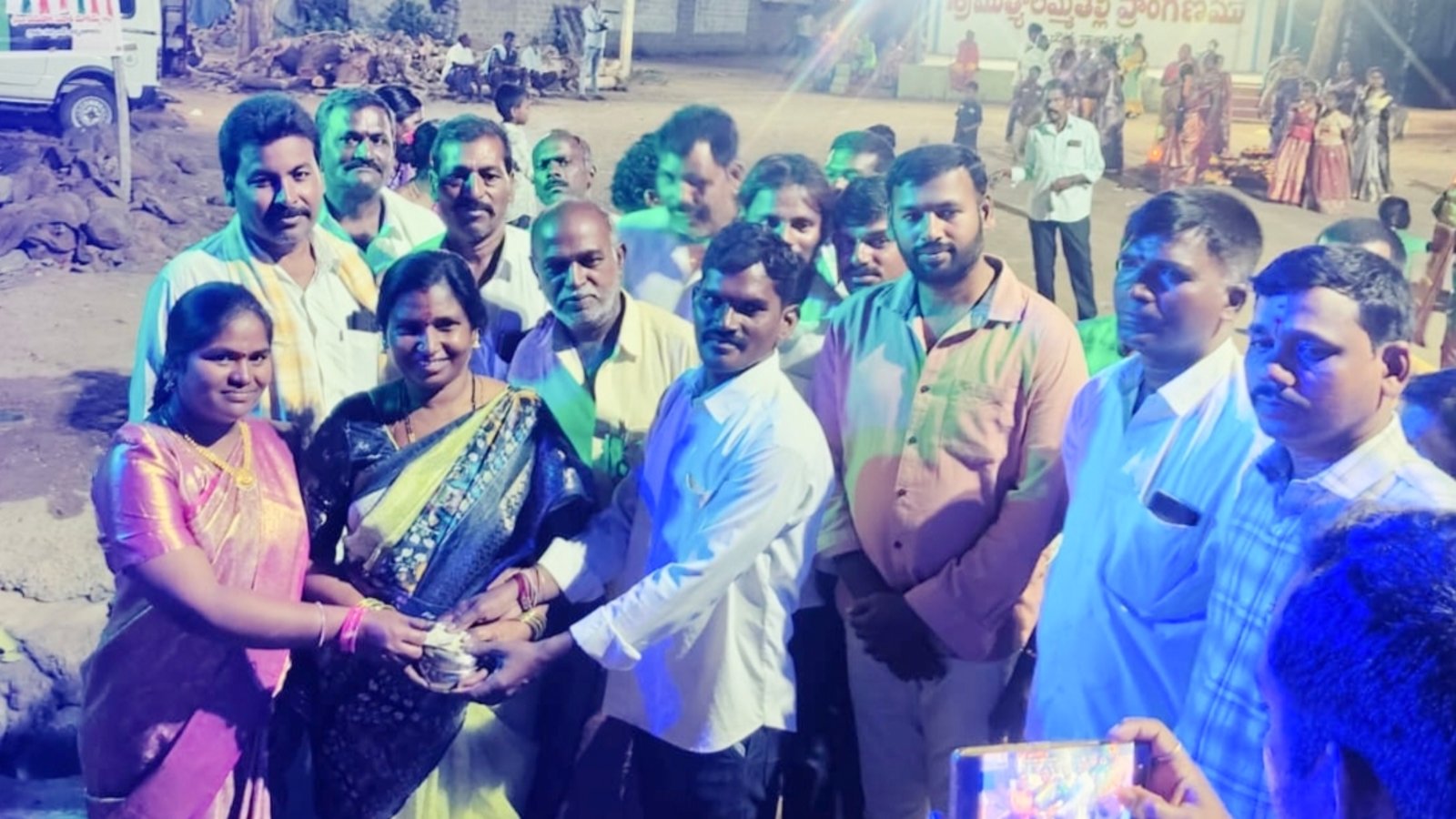 చిన్ననాగారంలో బతుకమ్మలకు బహుమతులు