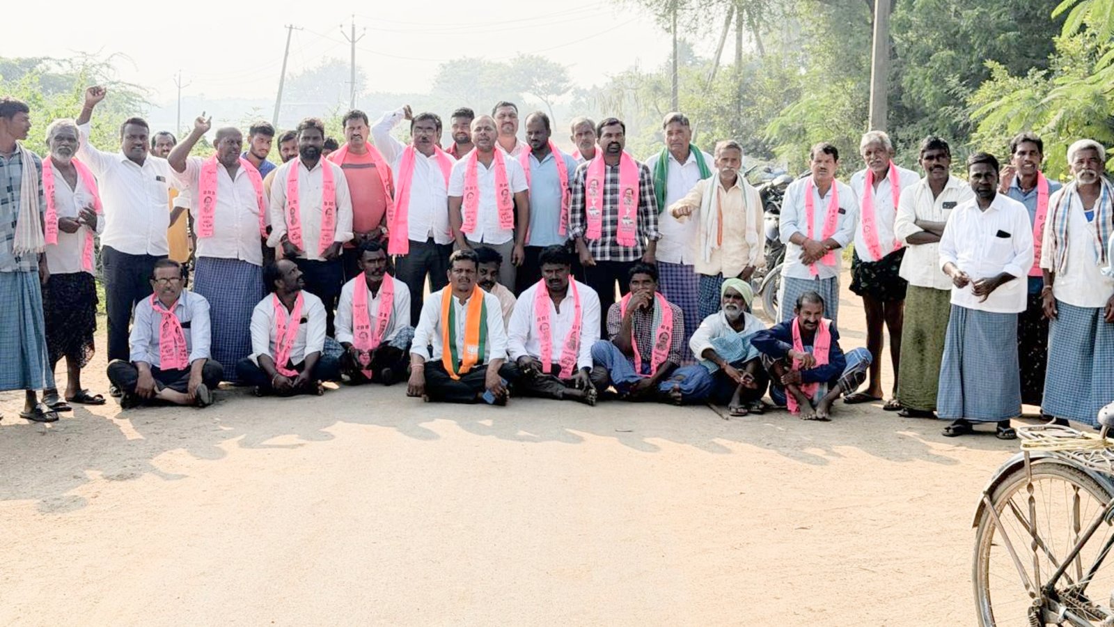 కరెంటు కోతలు ఆపాలి.. కాలిన మోటార్‌తో BRS నిరసన