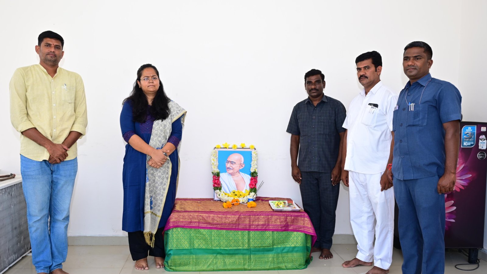 మహాత్మా గాంధీ ఆశయాలు అందరికీ ఆదర్శప్రాయం